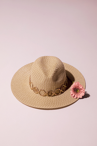 Sombrero tejido beige con detalle decorativo de la marca Studio F