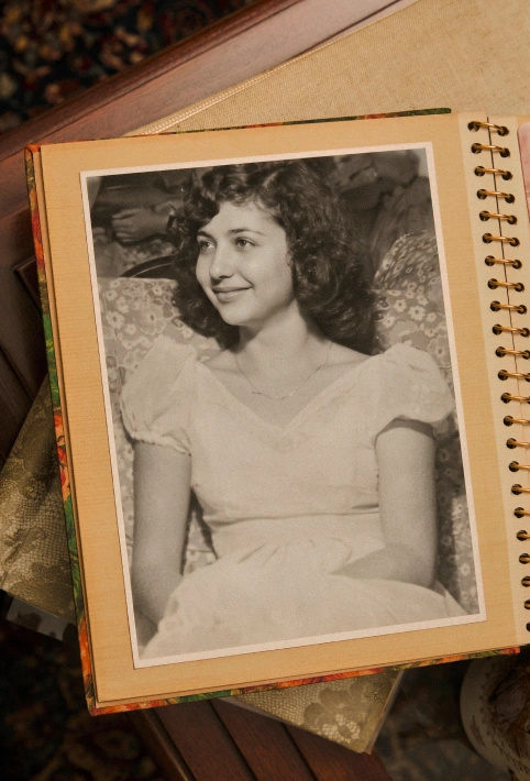 Origen de Studio F Retrato de Faride Hazzi, fundadora de Studio F, marca de ropa colombiana reconocida por su visión de moda femenina.
